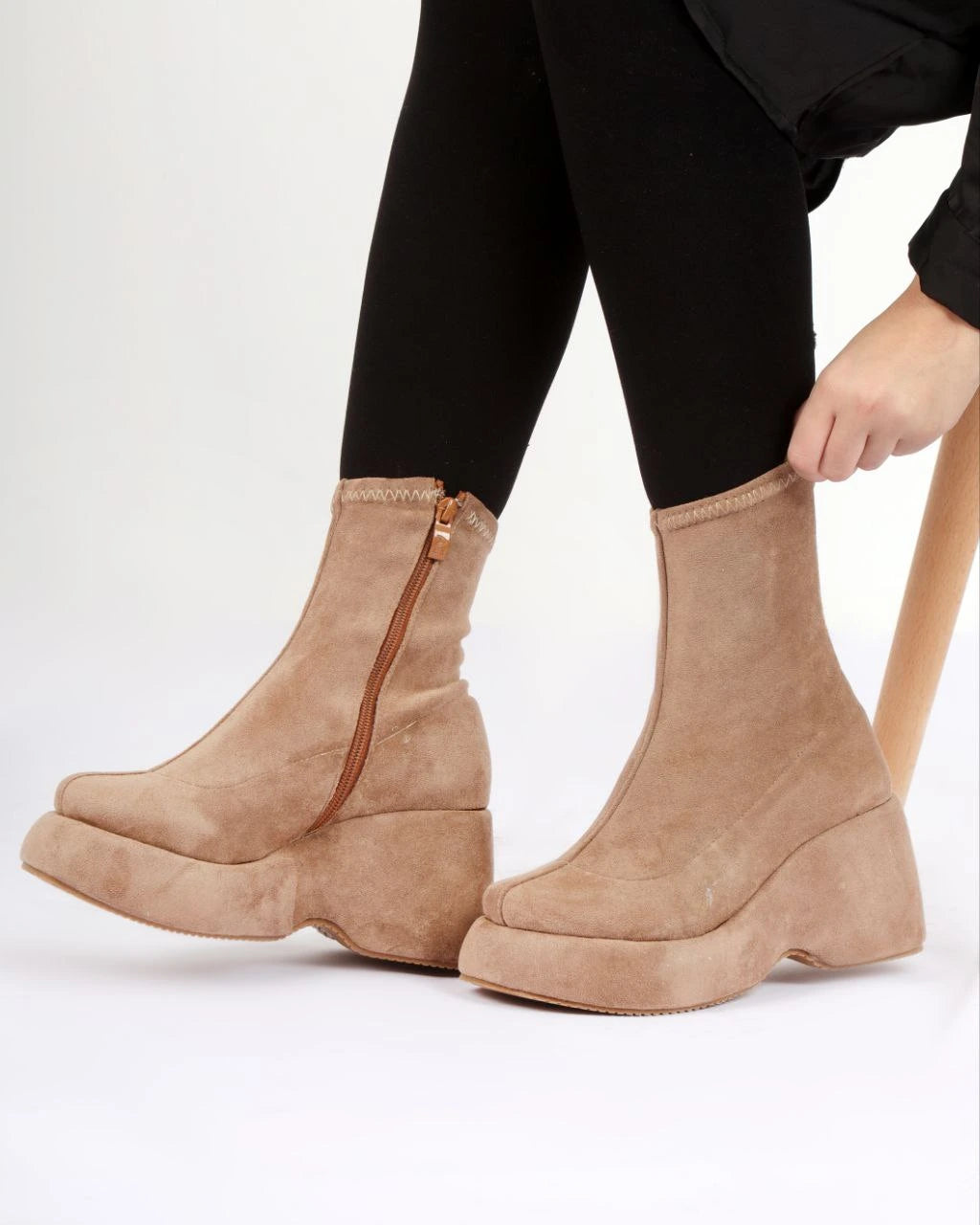 Quilted tricot boots with a modern, light sole-603