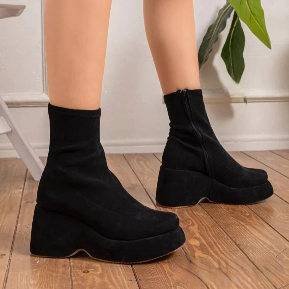 Quilted tricot boots with a modern, light sole-603