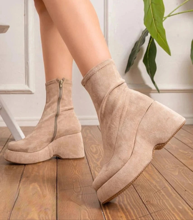 Quilted tricot boots with a modern, light sole-603