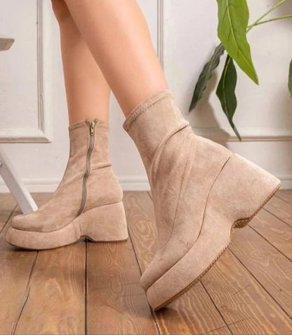 Quilted tricot boots with a modern, light sole-603