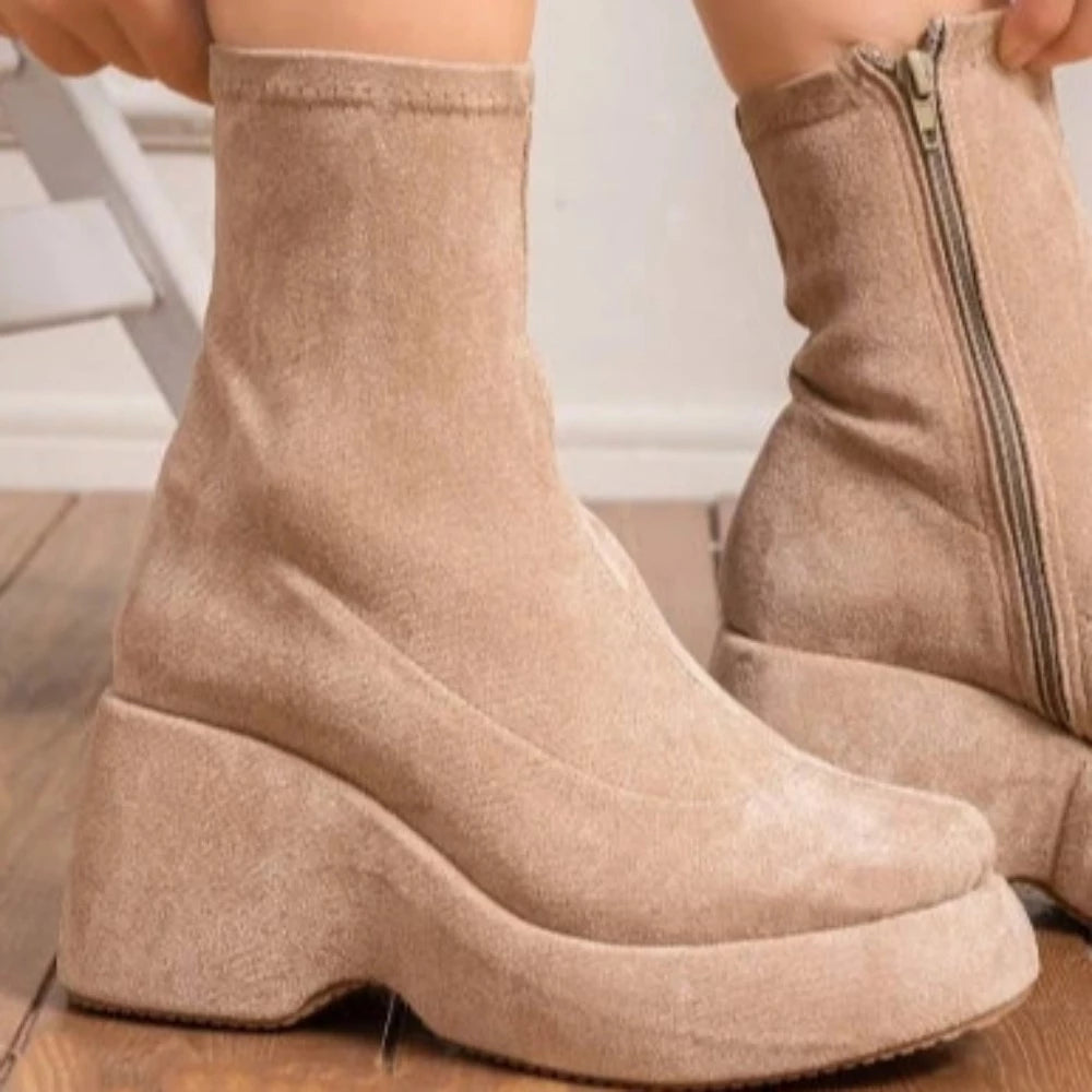 Quilted tricot boots with a modern, light sole-603
