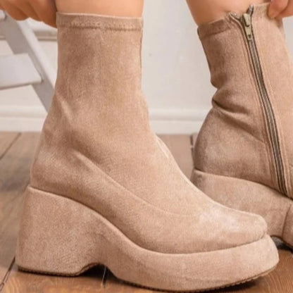 Quilted tricot boots with a modern, light sole-603