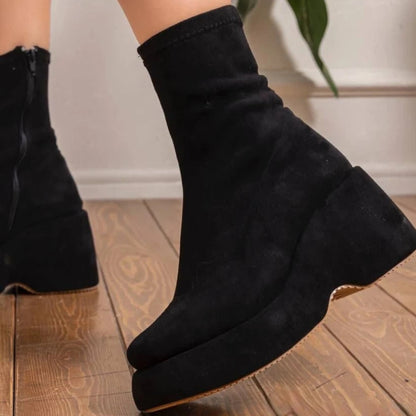 Quilted tricot boots with a modern, light sole-603